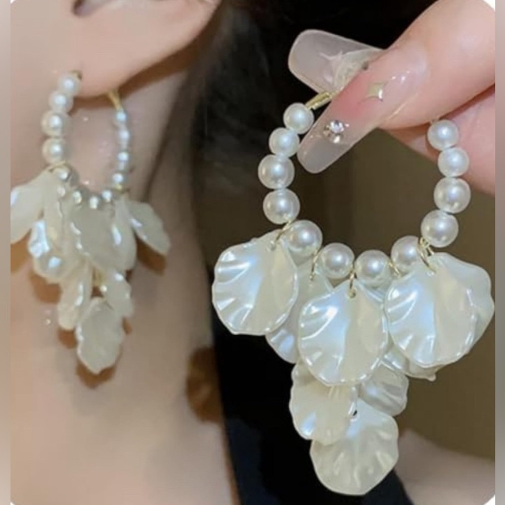 Gorgeous Shell Pearl Hoop Earrings